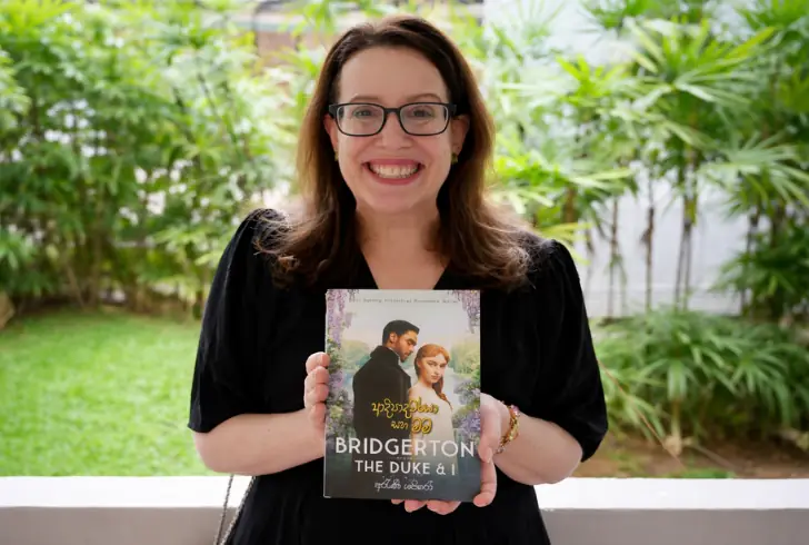 Julia Quinn holding her book